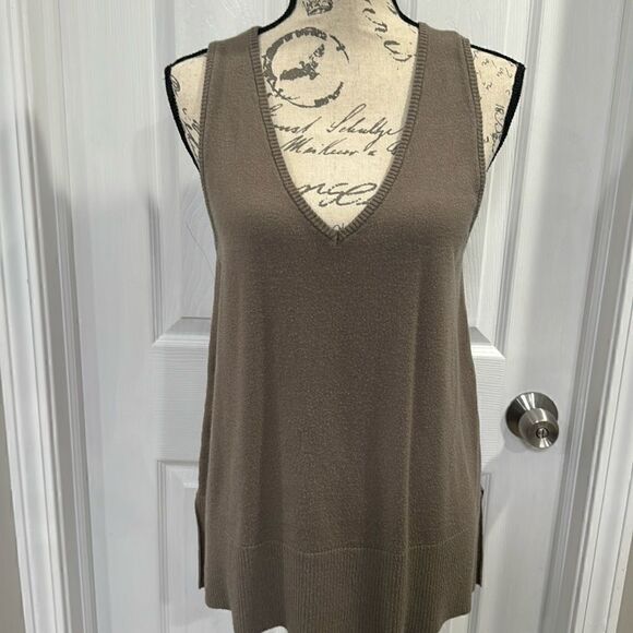 FELINA VOYAGE HIGH/LOW SWEATER TANK. DRIFTWOOD - Picture 1 of 6